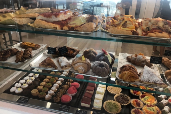 Abteilung für glutenfreies Essen in Italien-Supermärkten-frisches-Brot-und-Kuchen
