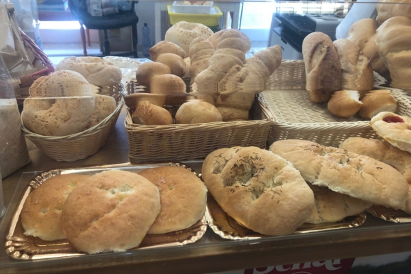 Glutenfrei-essen-in-Italien-Supermarkt-Brot-frisch-glutenfrei
