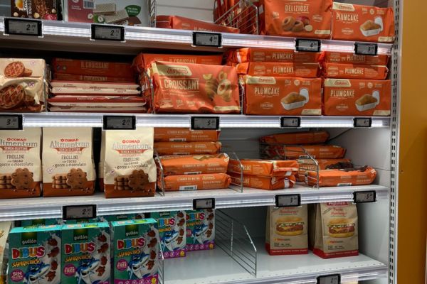 Glutenfreier-Supermarkt-in-Italien-mit-verschiedenen-Marken-und-Produkten